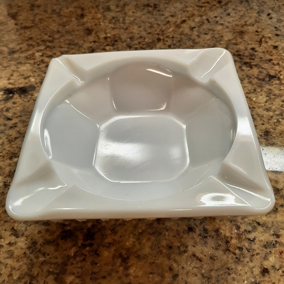 VTG SQUARE MILK GLASS ASHTRAY - Picture 2 of 10